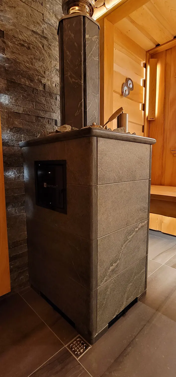 Печь для бани Геленджик Easysteam в трёхстороннем кожухе талькохлорит